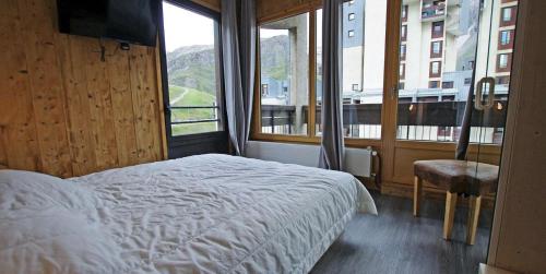 a bedroom with a bed and a large window at Résidence Grand Tichot B - 4 pièces 80m2 - Au coeur du Val Claret MAE-2314 in Tignes