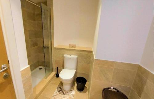 une salle de bains avec toilettes et douche en verre dans l'établissement Marina marassi, à Sīdī ‘Abd ar Raḩmān