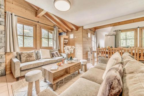 un salon avec un canapé et une table dans l'établissement Chalet Josephine - Chalet - 108m² - 5 chambres, 5 salles de bain MAE-2024, à Tignes