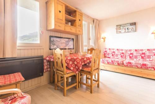 une salle à manger avec une table, des chaises et un canapé dans l'établissement Résidence Le Bastion I - Studio cabine entièrement rénové MAE-8894, à La Plagne Tarentaise