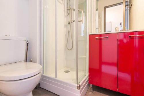 une salle de bain avec toilettes et douche en verre dans l'établissement Résidence Les Choucas - Studio rénové, pied des pistes MAE-9004, à Aime La Plagne