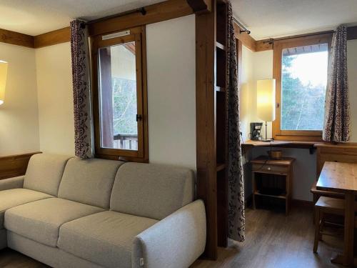 un salon avec un canapé et deux fenêtres dans l'établissement Le Chalet De Montchavin - Très beau studio spacieux MAE-9014, à La Plagne Tarentaise
