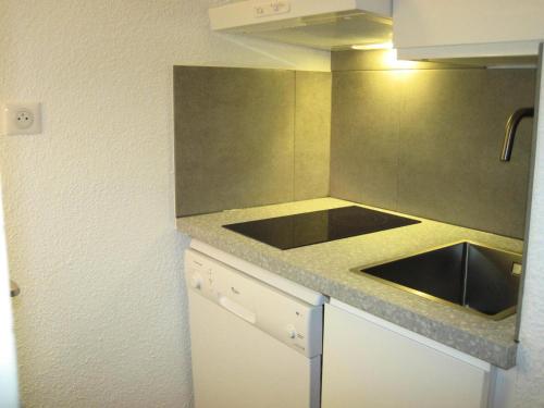 une petite cuisine avec un évier et un comptoir dans l'établissement Résidence Les Pentes - Studio divisible en plein centre des Coches MAE-9084, à La Plagne Tarentaise