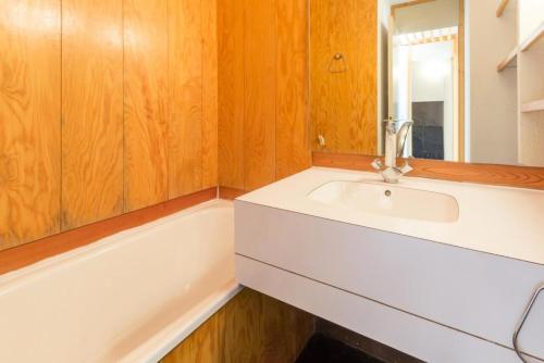 une salle de bain avec un lavabo et une baignoire dans l'établissement Résidence Les Pentes - Studio divisible en plein centre des Coches MAE-9084, à La Plagne Tarentaise