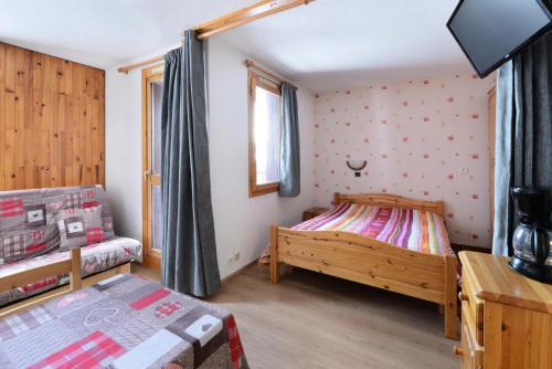 une chambre avec deux lits et une fenêtre dans l'établissement Résidence Le Crey - Studio à proximité du télécabine de Montchavin MAE-9094, à La Plagne Tarentaise