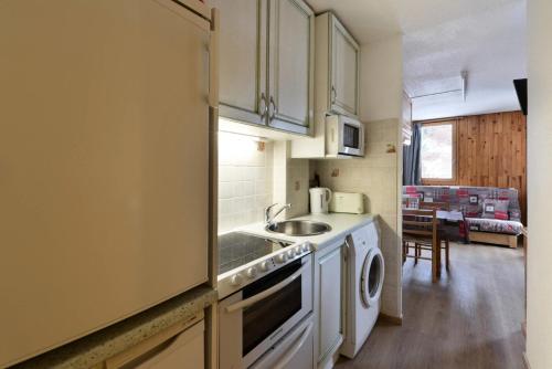 une cuisine avec un évier et une machine à laver dans l'établissement Résidence Le Crey - Studio à proximité du télécabine de Montchavin MAE-9094, à La Plagne Tarentaise