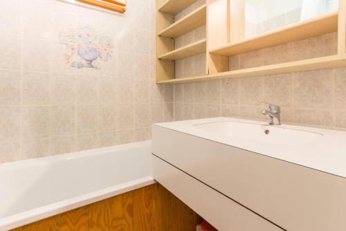 une salle de bain avec un lavabo et une baignoire dans l'établissement Résidence Le Crey - Studio à proximité du télécabine de Montchavin MAE-9094, à La Plagne Tarentaise