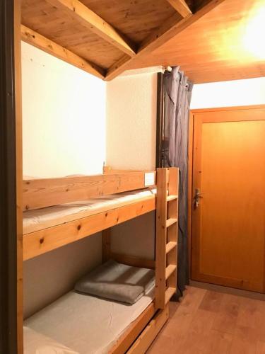 Ce lit superposé se trouve dans un dortoir doté d'une porte. dans l'établissement Résidence Le Christiana - Studio sur les pistes MAE-9194, à Aime La Plagne