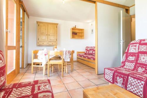 un salon avec une table et une chaise dans l'établissement Résidence Les Avrieres Bas - Studio proche du centre de Montchavin MAE-9234, à La Plagne Tarentaise