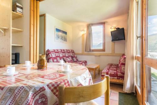 un salon avec une table et un canapé dans l'établissement Résidence Les Avrieres Bas - Studio proche du centre de Montchavin MAE-9234, à La Plagne Tarentaise