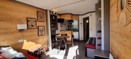 une chambre avec une cuisine et une table dans une maison dans l'établissement Résidence FlÈche - Studio pour 4 Personnes 174, à La Plagne Tarentaise