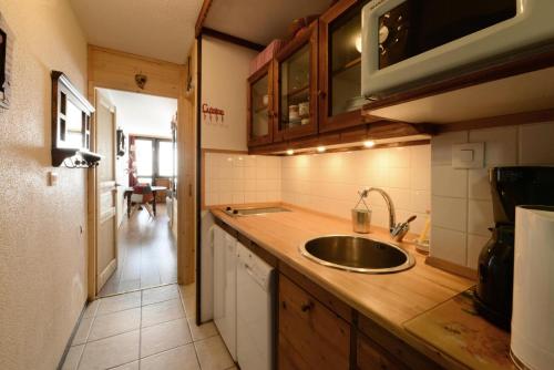 une cuisine avec un évier et un plan de travail dans l'établissement Résidence Diamant - Studio pour 4 Personnes 204, à La Plagne Tarentaise
