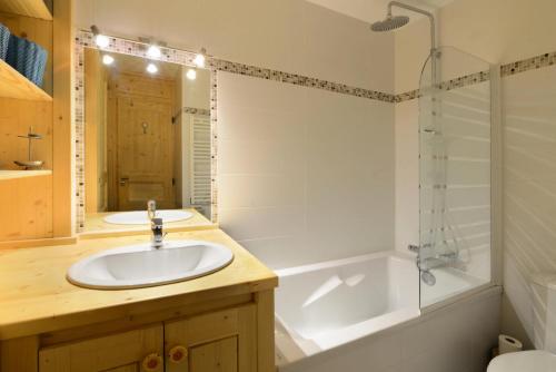 une salle de bain avec un lavabo, une baignoire et une douche dans l'établissement Résidence Diamant - Studio pour 4 Personnes 204, à La Plagne Tarentaise