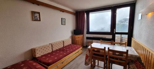 un salon avec un canapé et une table dans l'établissement Résidence Etoile - Studio pour 4 Personnes 334, à La Plagne Tarentaise