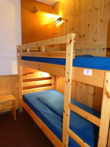 une chambre avec deux lits superposés dans l'établissement Résidence Etoile - Studio pour 4 Personnes 334, à La Plagne Tarentaise