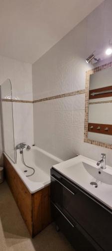 une salle de bain avec une baignoire et un lavabo dans l'établissement Résidence Etoile - Studio pour 4 Personnes 334, à La Plagne Tarentaise