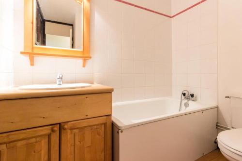 une salle de bain avec un lavabo, une baignoire et des toilettes dans l'établissement Résidence Le France - Studio 4 personnes Plagne Centre MAE-4744, à La Plagne Tarentaise