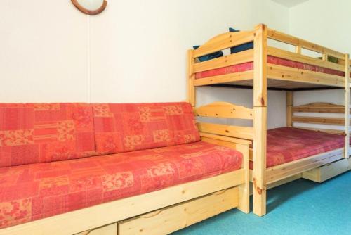 un canapé et des lits superposés dans une chambre dans l'établissement Résidence Soldanelles Villages - Studio divisible 4 personnes - Plagne Village MAE-4824, à La Plagne Tarentaise