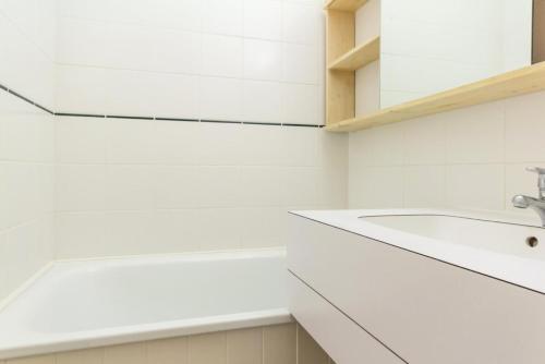 une cuisine avec des armoires blanches et un évier dans l'établissement Résidence Soldanelles Villages - Studio divisible 4 personnes - Plagne Village MAE-4824, à La Plagne Tarentaise