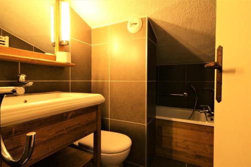 une salle de bain avec toilettes, lavabo et baignoire dans l'établissement Le Chalet De Montchavin - Bel appartement sous pentes MAE-4324, à La Plagne Tarentaise