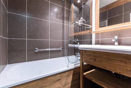 une salle de bain avec une douche, une baignoire et un lavabo dans l'établissement Le Chalet De Montchavin - Bel appartement proche du centre MAE-4354, à La Plagne Tarentaise