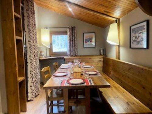 - une salle à manger avec une table en bois dans l'établissement Le Chalet De Montchavin - Bel appartement sous les toits vue Mont Blanc MAE-4414, à La Plagne Tarentaise