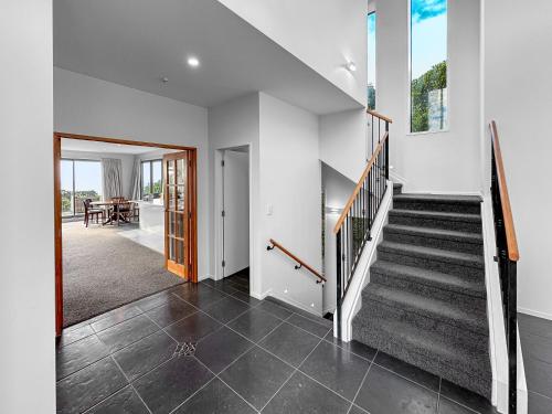 Gambar di galeri bagi Murrays Gem l Modern 4bed Stunner l Sea View & Spa! di Auckland