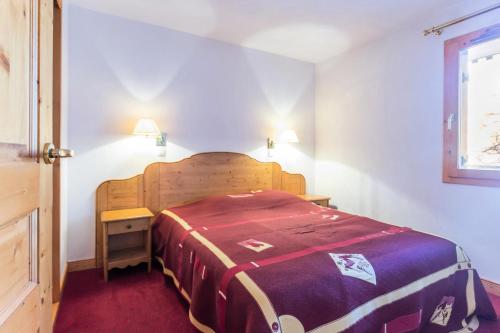 une petite chambre avec un lit et une fenêtre dans l'établissement Résidence Aspen - Appartement avec accès piscine et parking couvert MAE-4524, à La Plagne Tarentaise