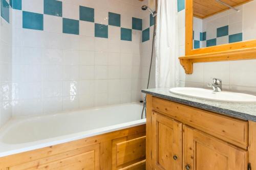 une salle de bain avec une baignoire blanche et un lavabo dans l'établissement Résidence Aspen - Appartement avec accès piscine et parking couvert MAE-4524, à La Plagne Tarentaise