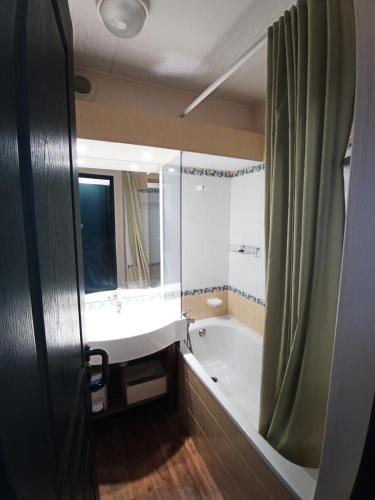 une salle de bain avec une baignoire, un lavabo et une douche dans l'établissement Résidence Mont Soleil B - Appartement 5 personnes - Plagne Soleil MAE-4614, à La Plagne Tarentaise