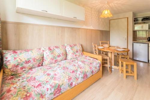 un salon avec un canapé et une table dans l'établissement Résidence Le Chanteloup - Appartement pied des pîstes MAE-4694, à Aime La Plagne