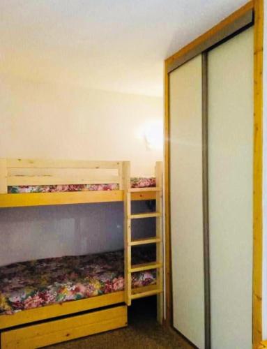 - une chambre avec 2 lits superposés et un placard dans l'établissement Résidence Le Chanteloup - Appartement pied des pîstes MAE-4694, à Aime La Plagne