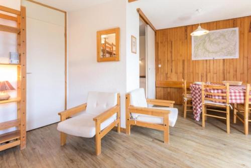 une pièce avec une table et des chaises et une salle à manger dans l'établissement Résidence Le Bastion I - Très joli deux pièces MAE-4654, à La Plagne Tarentaise