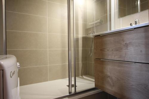 une douche avec une porte vitrée dans une salle de bain dans l'établissement Résidence Le Bastion I - Très joli deux pièces MAE-4654, à La Plagne Tarentaise