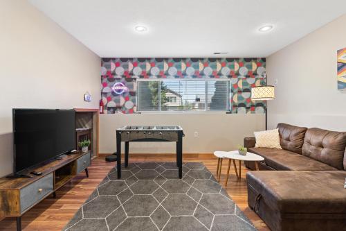 a living room with a couch and a flat screen tv at Spacious home, gameroom, 9mi GEG, 5mi downtown, 5mi to hospitals, close to all universities in Spokane Valley
