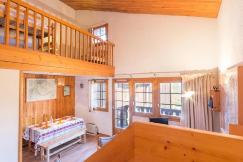un salon avec une table et un escalier dans l'établissement Résidence La Porte De Montchavin - En plein coeur de Montchavin MAE-4724, à La Plagne Tarentaise