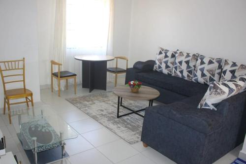 Χώρος καθιστικού στο She-goes apartments