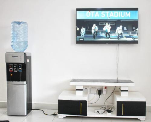 Μια τηλεόραση ή/και κέντρο ψυχαγωγίας στο She-goes apartments