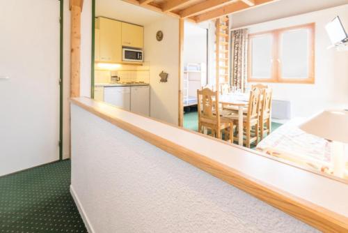 Il offre une vue sur une cuisine et une salle à manger. dans l'établissement Résidence Le De 3 - Appartement avec vue sur le Mont-Blanc MAE-4804, à La Plagne Tarentaise