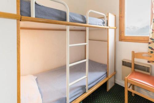 deux lits superposés dans une chambre avec un bureau dans l'établissement Résidence Le De 3 - Appartement avec vue sur le Mont-Blanc MAE-4804, à La Plagne Tarentaise