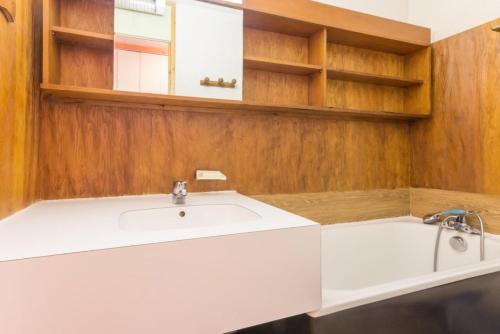 une salle de bain avec un lavabo blanc et un miroir dans l'établissement Résidence La Rochette - Appartement proche du centre de Montchavin MAE-4834, à Aime La Plagne