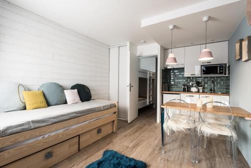une chambre avec un lit et une salle à manger dans l'établissement Résidence Home Club - Studio rénové · Proche des pistes et des commerces MAE-7424, à Tignes