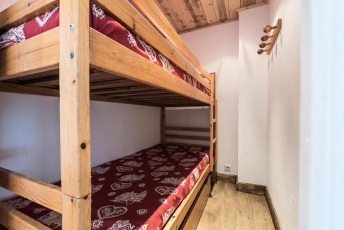 une chambre avec deux lits superposés dans une pièce dans l'établissement Résidence Hauts Lieux - Grand studio cabine au centre de Tignes Le Lac MAE-7414, à Tignes