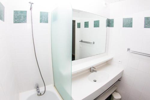 une salle de bain blanche avec un lavabo et un miroir dans l'établissement Résidence Borsat - Studio lumineux·Au pieds des pistes·Balcon MAE-7464, à Tignes