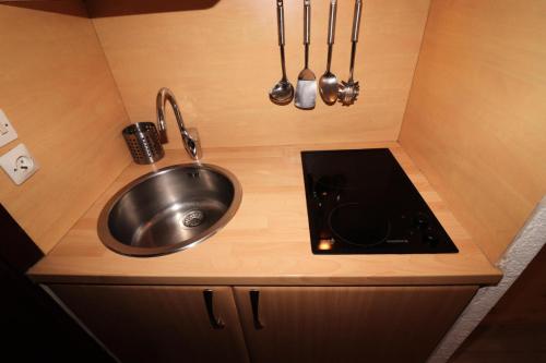 - une petite cuisine avec évier et ustensiles dans l'établissement Résidence Tour Du Lac - Studio rénové·Proche des pistes ·Balcon MAE-7454, à Tignes