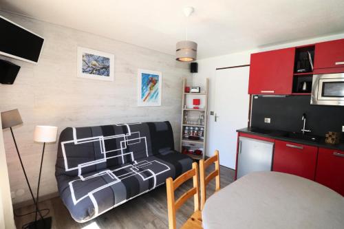 un salon avec un canapé et une table dans l'établissement Nouvelles Residences - Studio exposé Est MAE-7554, à Tignes