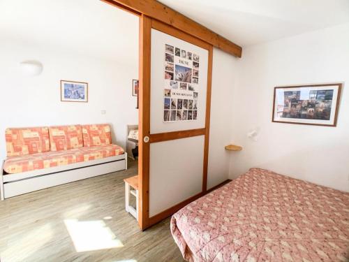 Cette chambre comprend 2 lits et une porte menant à une chambre. dans l'établissement Résidence Hameau Du Borsat 3 - Studio cabine au pied des remontées mécaniques MAE-7534, à Tignes
