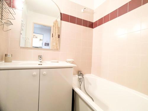 une salle de bain avec un lavabo, une baignoire et un miroir dans l'établissement Résidence Hameau Du Borsat 3 - Studio cabine au pied des remontées mécaniques MAE-7534, à Tignes