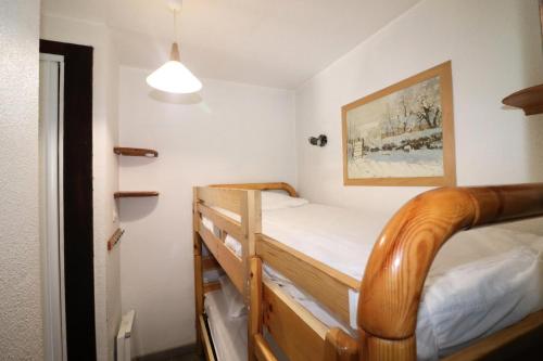 Cette chambre comprend 2 lits superposés dans un couloir. dans l'établissement Nouvelles Residences - Studio exposé Est MAE-7554, à Tignes