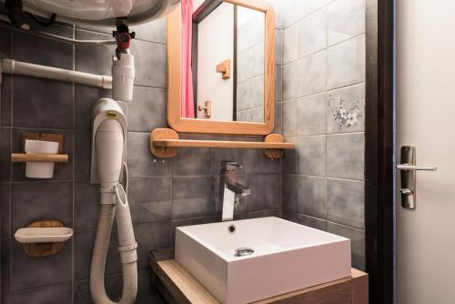 une salle de bain avec un lavabo et un miroir dans l'établissement Nouvelles Residences - Studio exposé Est MAE-7554, à Tignes